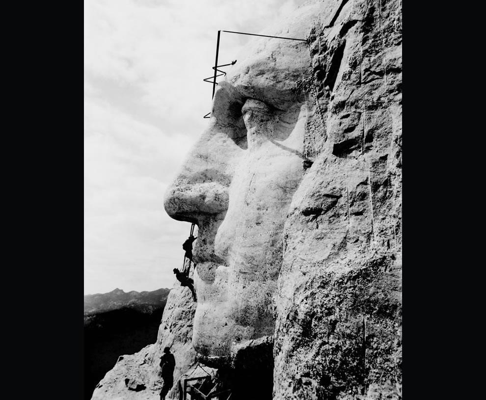 1932-picture-of-construction-at-Mount-Rushmore-of-George-Washington’s-likeness