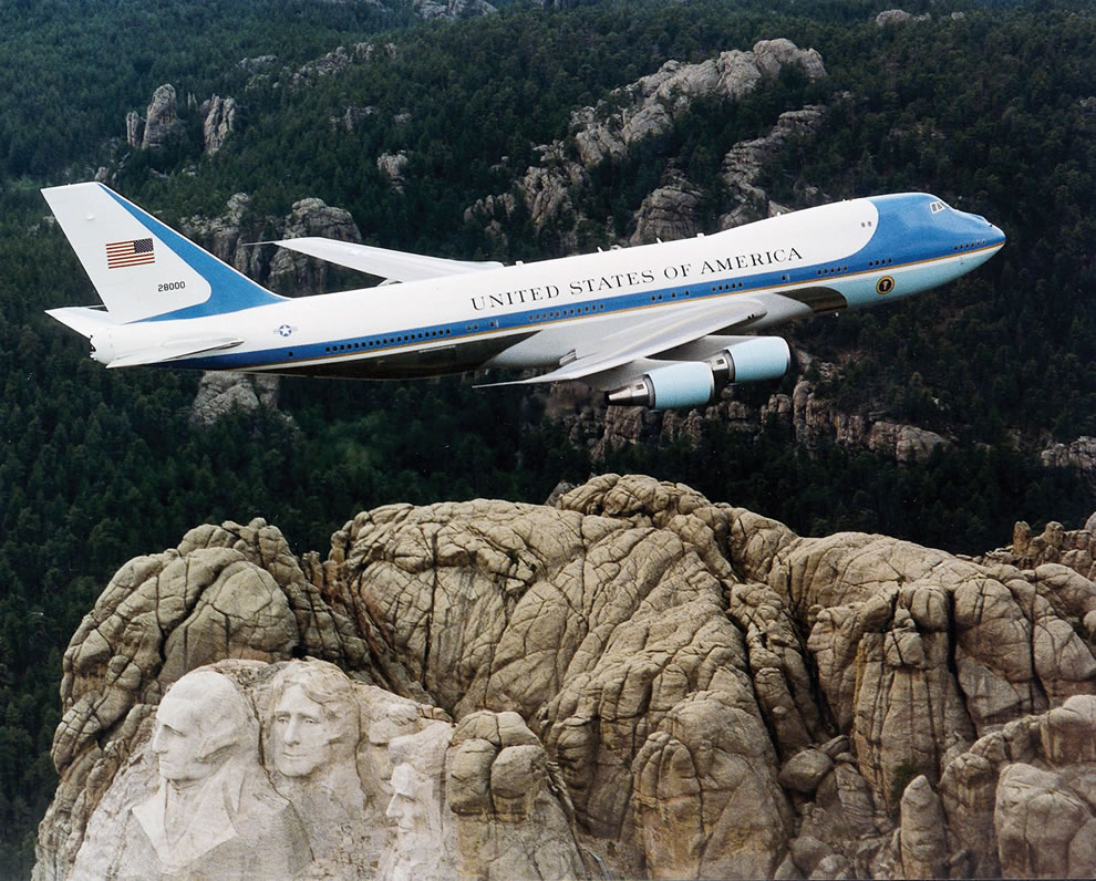 Air-Force-One-flying-over-Mount-Rushmore