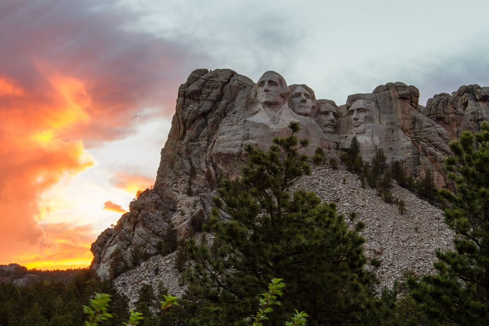 Mount-Rushmore-during-sunset