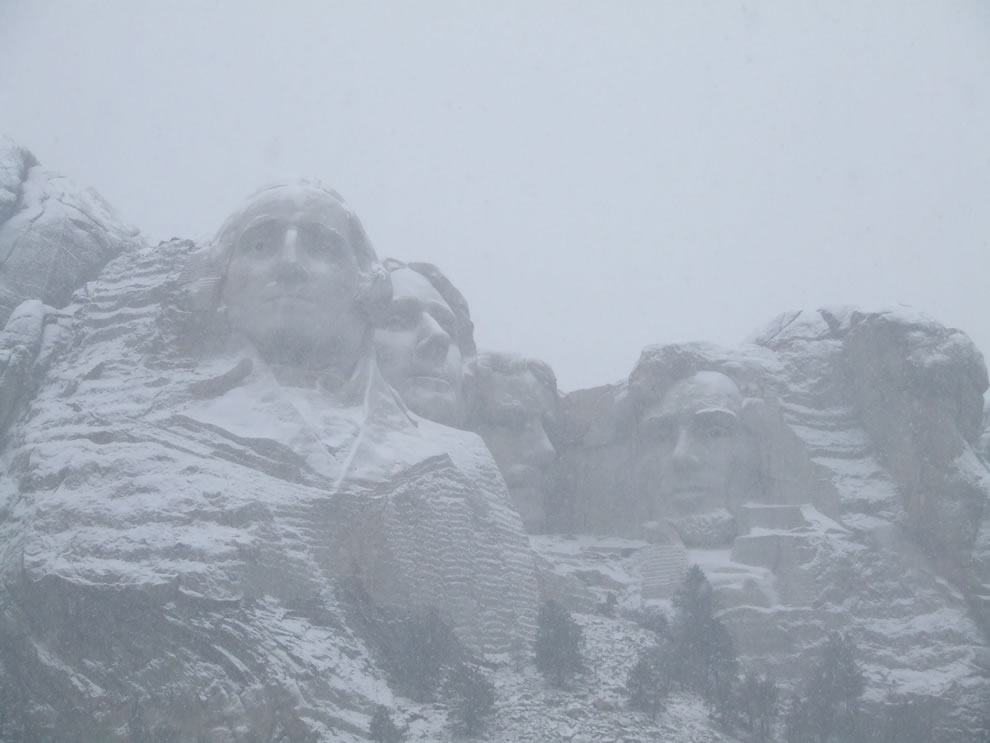 Mount-Rushmore-in-the-snow