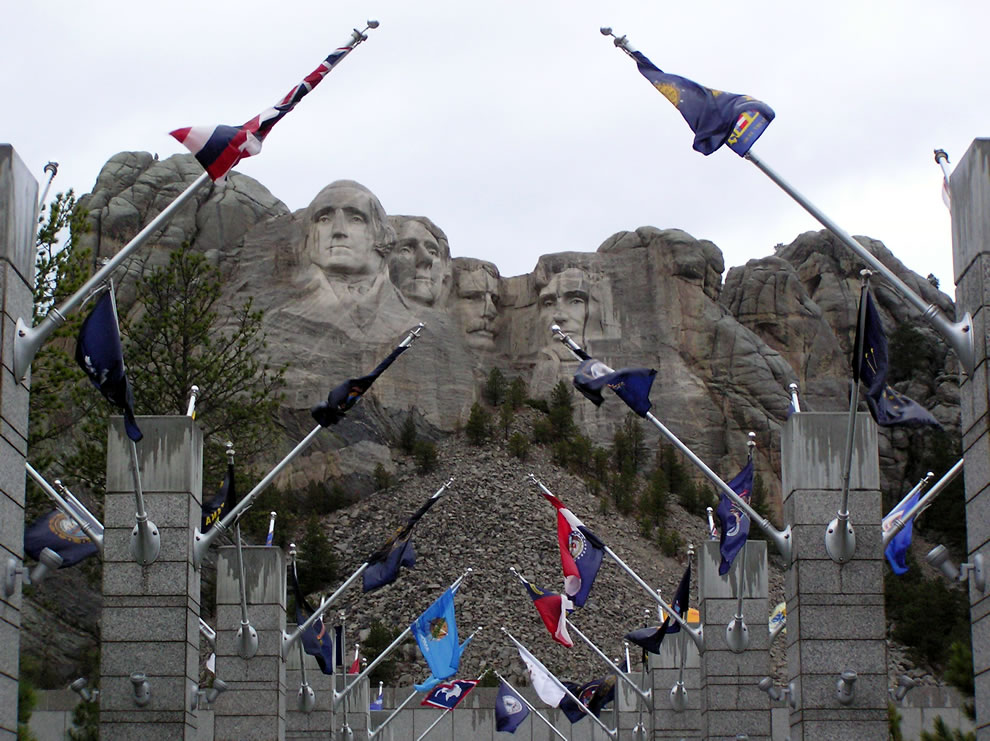 Mt-Rushmore-entrance