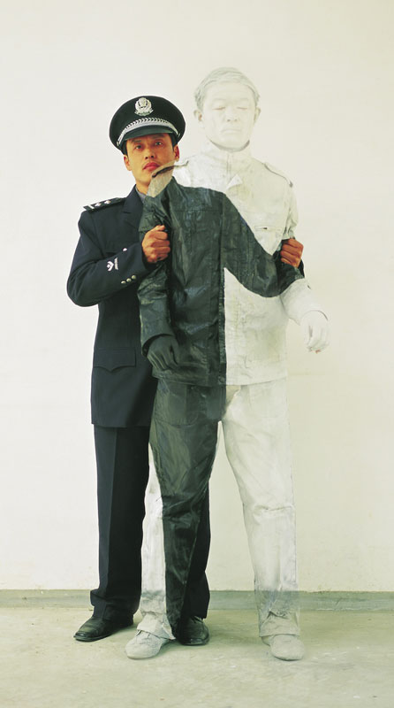 liu-bolin-art-hi-res-hide-in-the-city-china-camouflage-painting-3