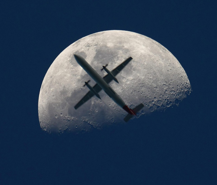 moon-plane-crop-1-e12858447