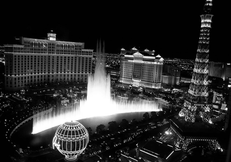 Bellagio-Fountains-in-black-and-white