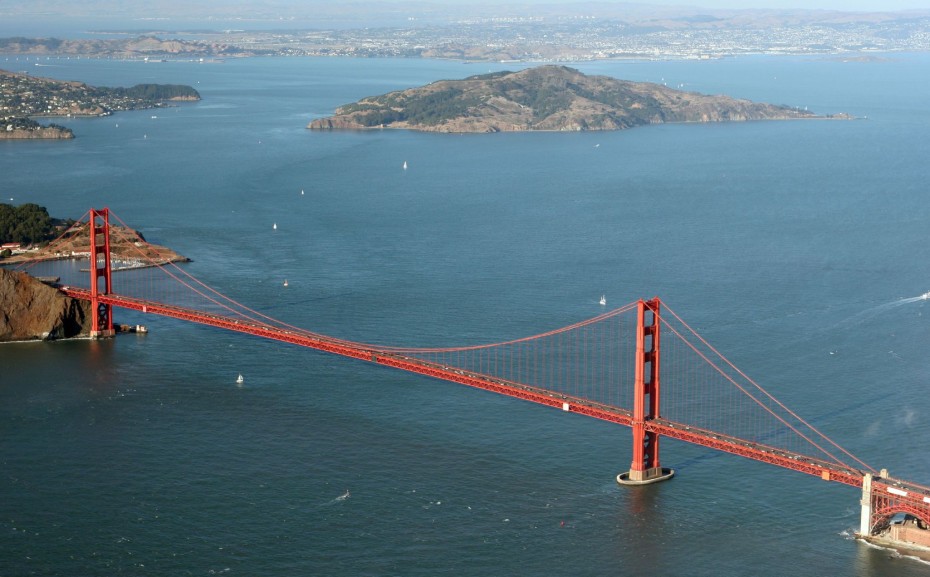 Golden_Gate_Bridge_Aerial-930x577