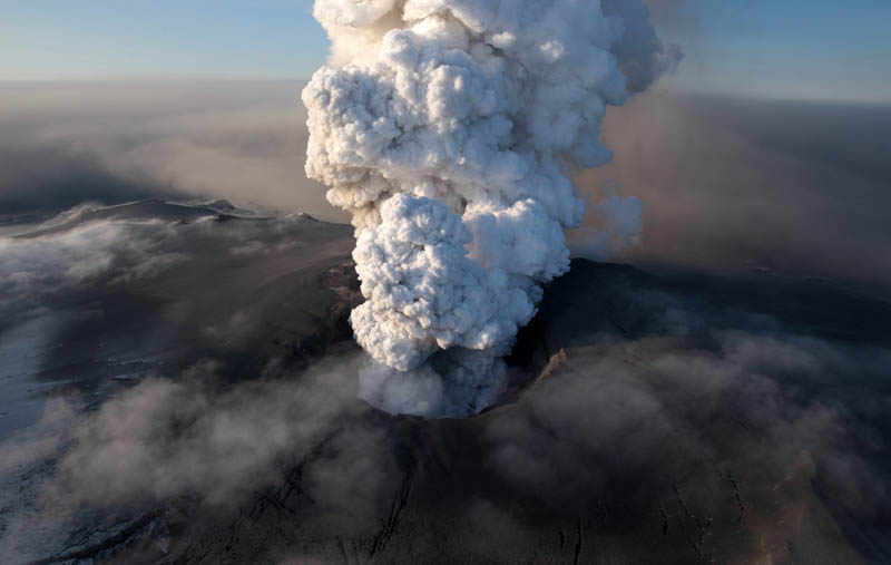 eyjafjallajokul-iceland-volcano-eruption-smoke-plume-2010