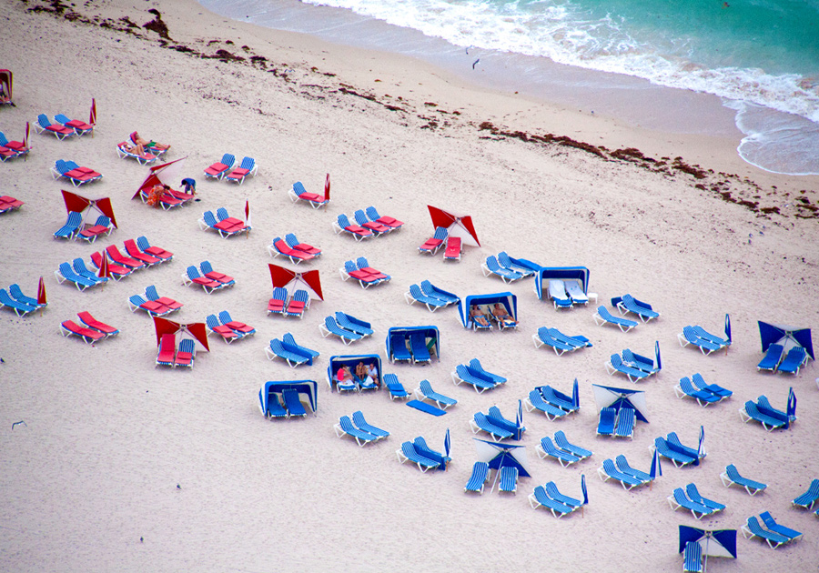 miami-blue-and-red-chairs