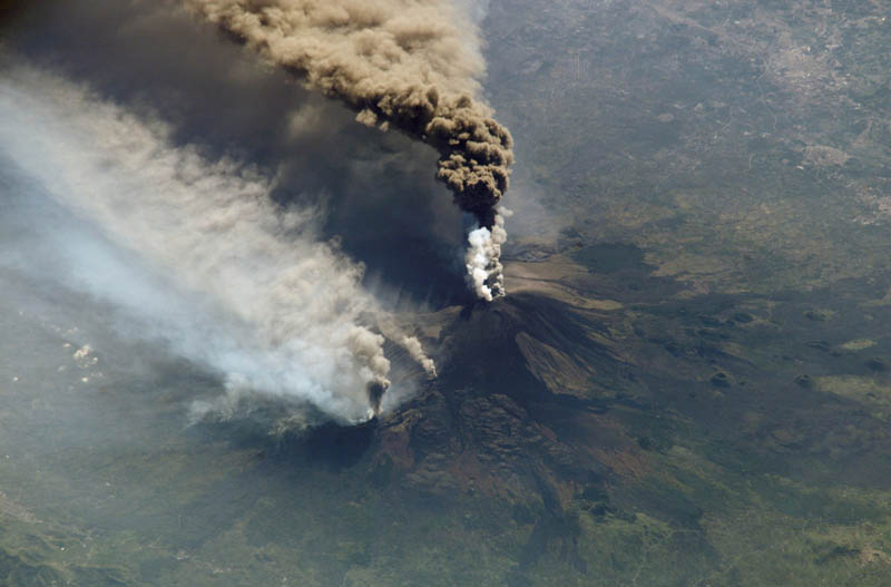 mount-etna-volcanic-eruption-oct-30-2002-nasa