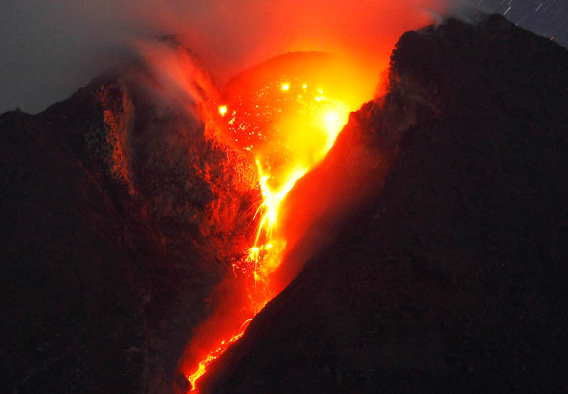 mount-merapi-spewing-lava-volcanic-eruption