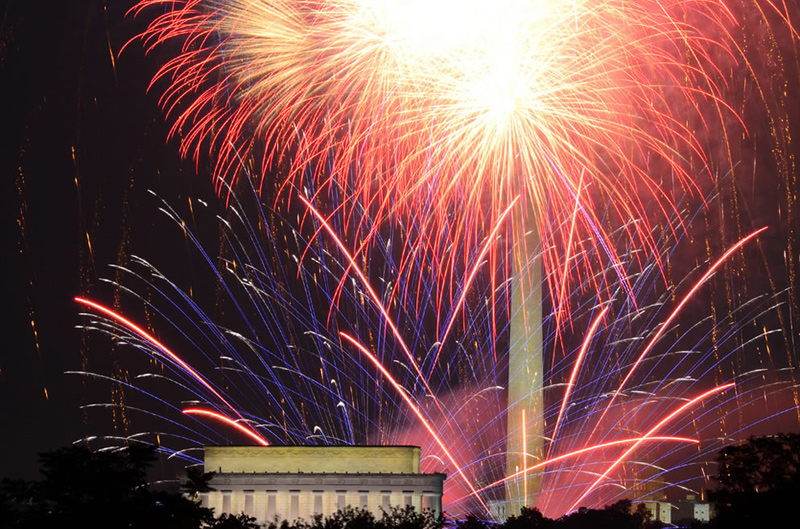 Fireworks-in-front-of-the-Lincoln-Memorial-and-Washington-Monument