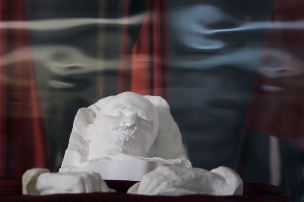 Lenin memorial in Ulyanovsk. Lenin's posthumous plaster mask.