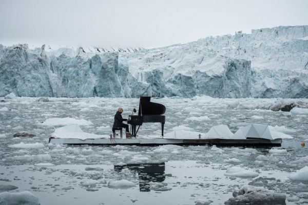 musician-plays-piano-in-the-middle-of-the-arctic-as-calving-glaciers-crash-behind-him-2
