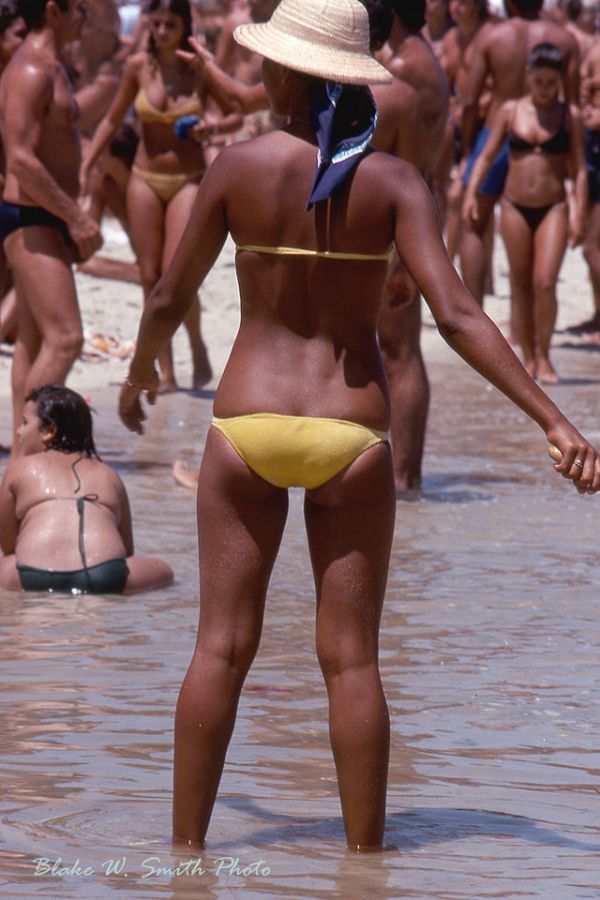the Daily Life at the Rio Beaches in the late 1970s (13)