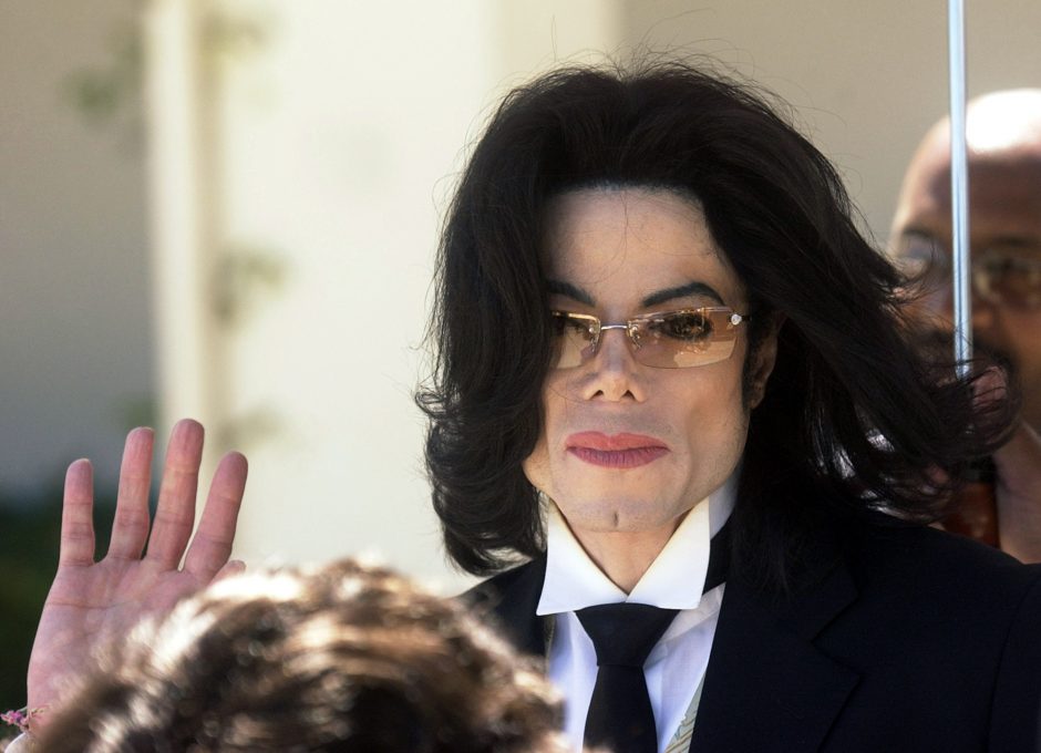 SANTA MARIA, CA - APRIL 19: Michael Jackson waves as he departs the Santa Barbara County courthouse following testimony in his child molestation trial April 19, 2005 in Santa Maria, California. Jackson is charged in a 10-count indictment with molesting a boy, plying him with liquor and conspiring to commit child abduction, false imprisonment and extortion. (Photo by Aaron Lambert-Pool/Getty Images)