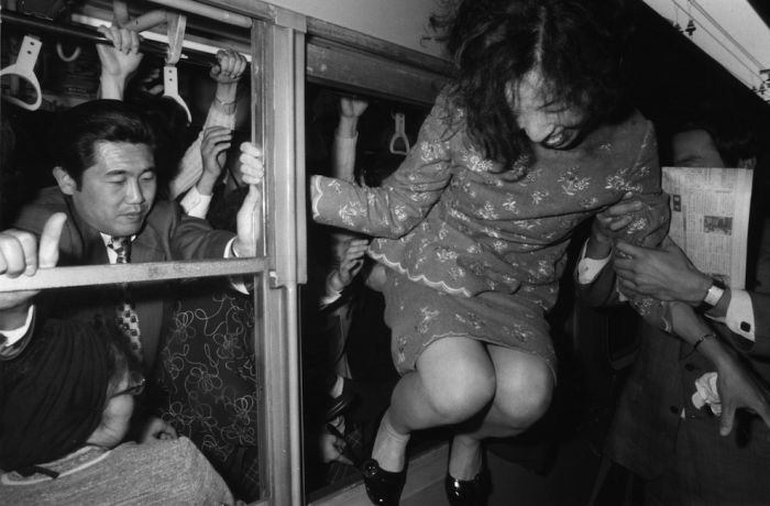 insane_photos_of_tokyo_commuters_01
