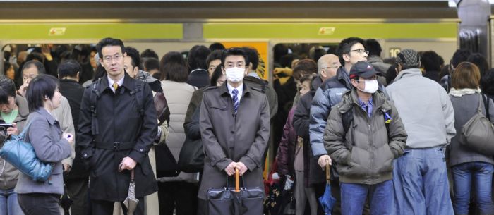 insane_photos_of_tokyo_commuters_09