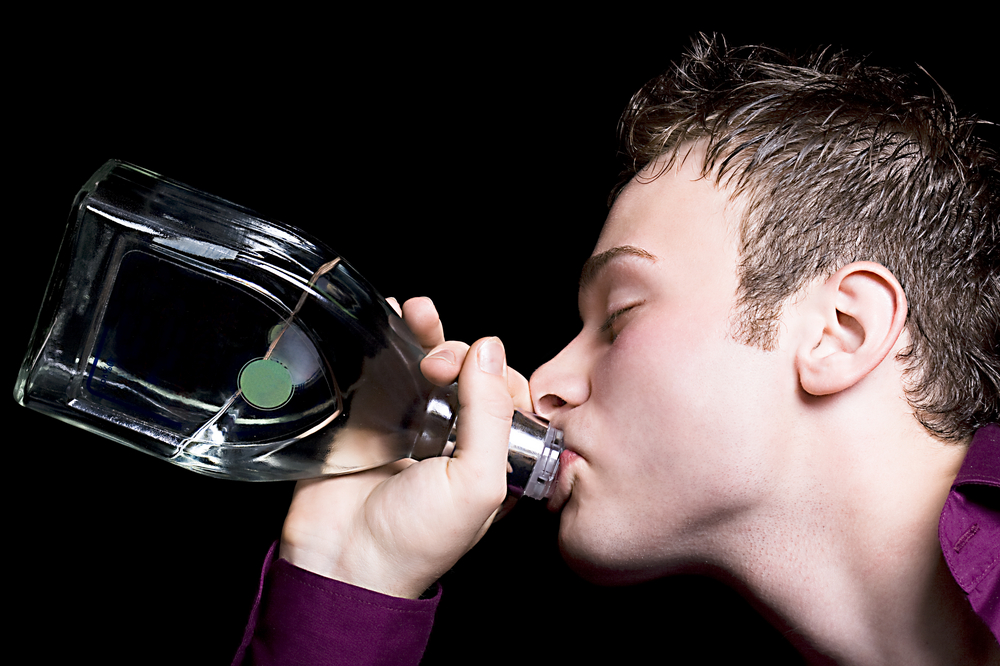 Алкогольная кома. Человек пьет водку. Парень пьет водку. Человек пьет водку из бутылки.