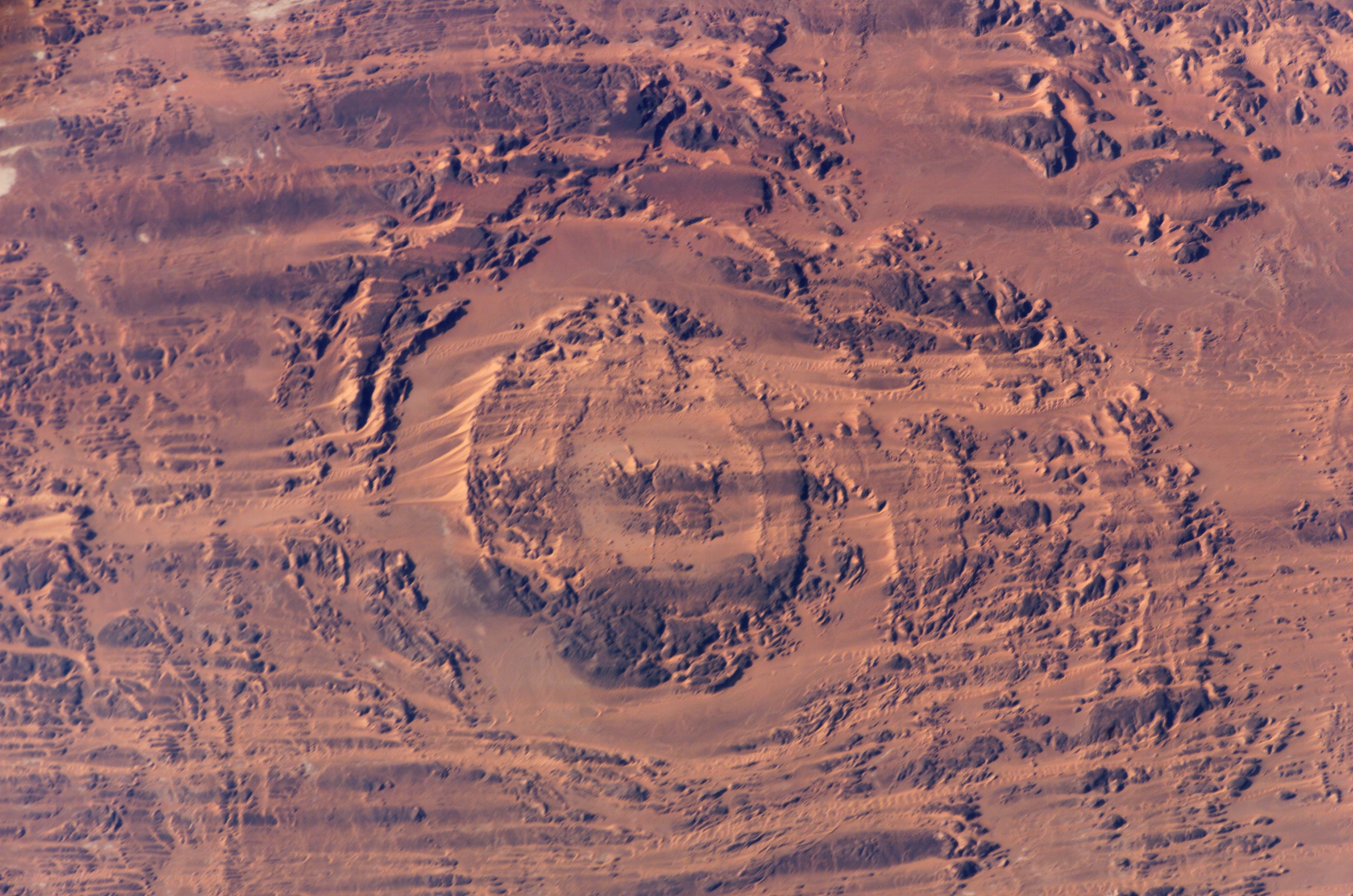 Планета земля пустыня. Кратер Аорунга Чад. Метеоритный кратер Аорунга (Aorounga Crater). Чад, астроблема Аорунга. Кратеры в пустыне сахара.